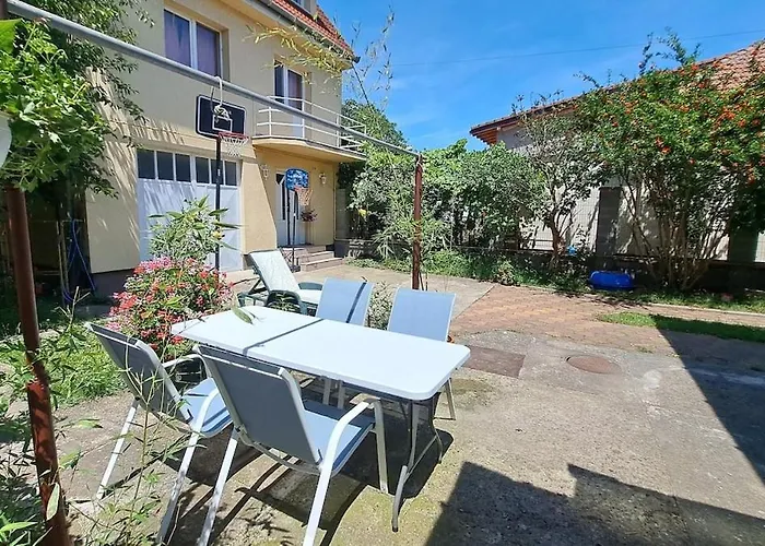 Semesterbostad Cosy House 400 M From Iulius Town Timişoara