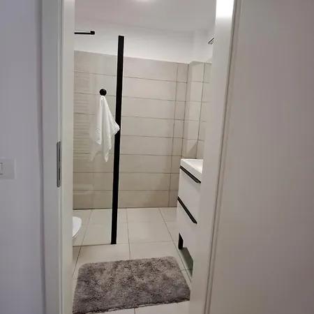 Сasa de vacaciones Cosy House 400 M From Iulius Town